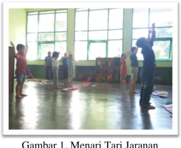 Gambar 1. Menari Tari Jaranan 