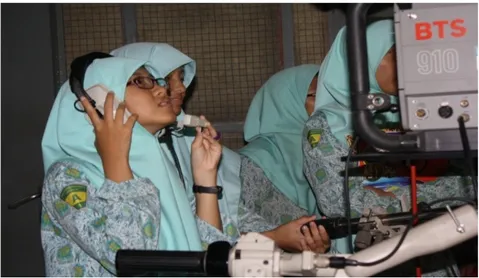 Gambar 2 : Peserta didik memperagakan alat-alat Broadcasting di  Stasiun Televisi Republik Indonesia (TVRI)