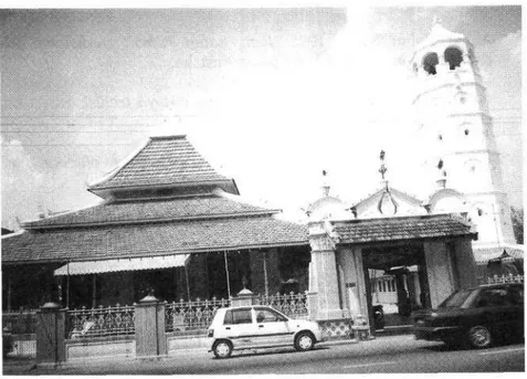 Gambar 1: Bumbung berlapis masjid Tengkera, Melaka. 
