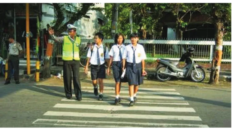 Gambar 2.1 Siswa Menyeberang Jalan Menggunakan Zebra Cross