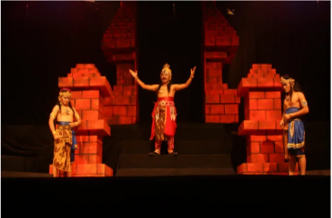 Gambar 2. Tata panggung menggunakan ornamen  Candi Bentar khas kerajaan di Jawa TImur 