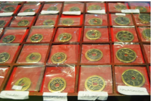 Gambar 2.  Jenis-jenis uang kepeng cetakan baru  dari perajin  UD. Kamasan Kab. Klungkung yang  dipamerkan dalam Pesta kesenian Bali Tahun 2013 