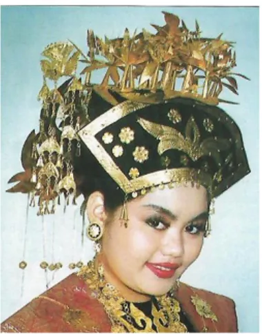 Gambar 2.3 Suntiang Pisang Saparak/Sanggua Bungo  Sumber : Kasim dan Basir, 1997: 64 