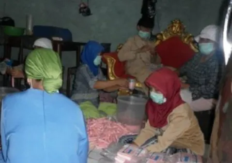 Gambar 5  Pengisian yoghurt ke dalam plastik 
