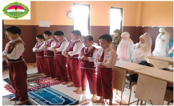 Gambar  siswa  kelas  2A  melaksanakan  shalat  zuhur  berjamaah  dalam  ruangan  kelas 