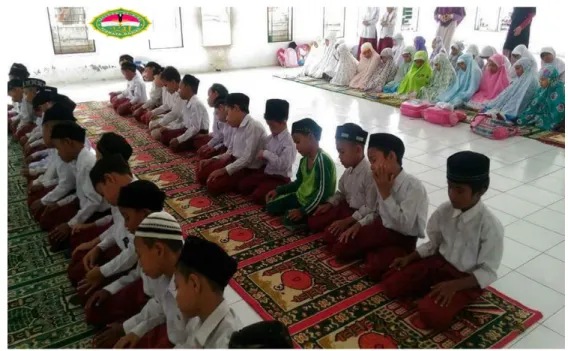 Gambar  siswa  siswi  saad  melaksanakan  shalat  dhuha  berjamaah  dlam  ruangan  musolla, dalam rangka pembentukan akhlak