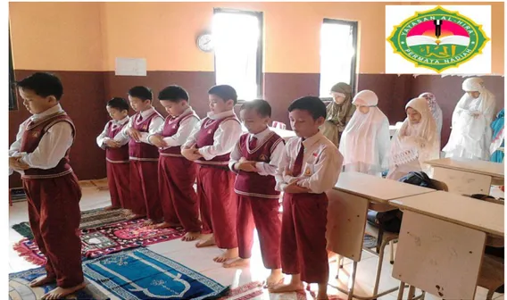 Gambar  4.1.  siswa  kelas  2pada  ketika  melaksanakan  shalat  dhuha  berjamaah  dalam ruangan kelas  