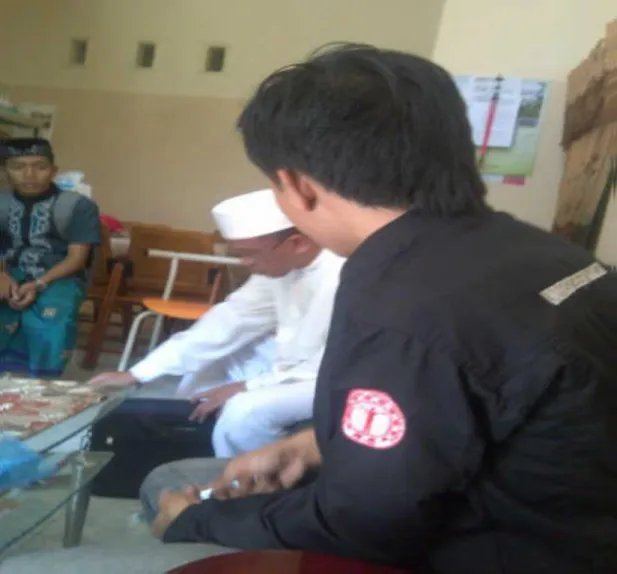 Foto 3. Wawancara dengan K.H Yunus Pasanreseng di Sengkang (tanggal 5  September 2015) 