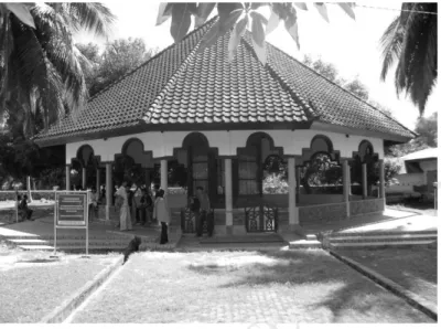 Gambar 2.1. Bangunan tempat menyimpan Nekara Perunggu  di  Matalalang  (Dokumen:  Ahmadin,  24  April  2010)