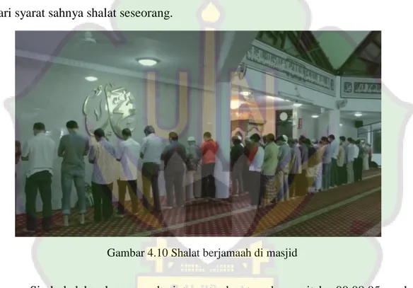 Gambar 4.10 Shalat berjamaah di masjid 