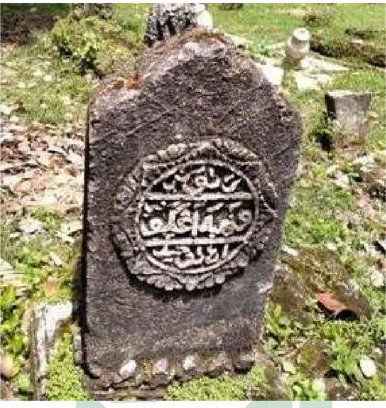 Gambar 1.4 salah satu batu nisan makam yang ada ada di kawasan makam Sunan  Giri tepatnya berada di halaman ke dua pada kawasan tersebut