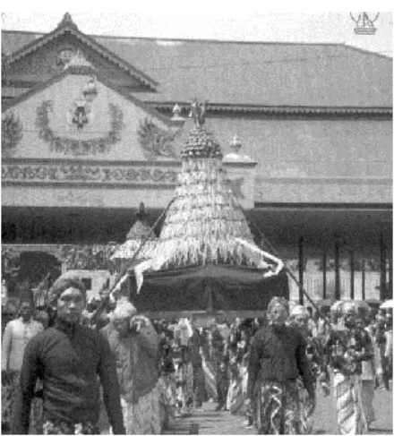 Gambar 2  Para pengiring Grebeg di Keraton Yogyakarta mengenakan  busana  bawahan kain batik sebagai bagian ritual yang tak terpisahkan
