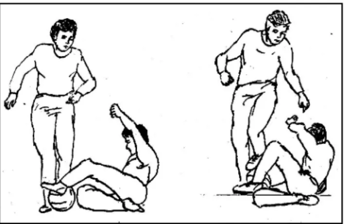 Gambar 4. Salah Satu Contoh Teknik Merampas Bola yaitu, sambil Meluncur  (Remmy Muchtar, 1992: 48) 