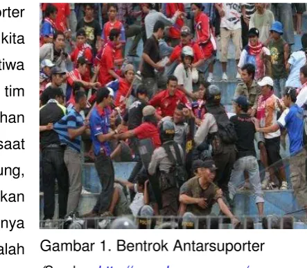 Gambar 1. Bentrok Antarsuporter 