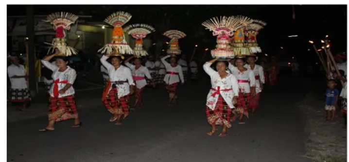 Figure 5. Gebogan carrier in the Guest Welcoming procession  Photograph: I Ketut Sariada, 2014 
