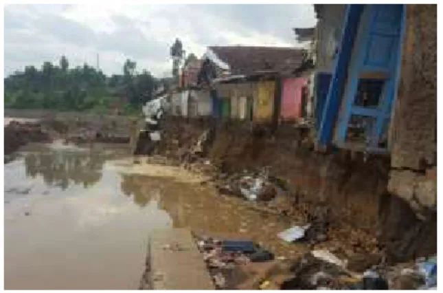 Gambar  (Figure)  1.  Rumah-rumah  di  pinggir  sungai  di  Garut  yang  hancur  terbawa  banjir  (The  houses  on  the 