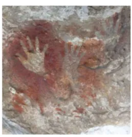 Gambar  telapak  tangan  merupakan  salah satu tinggalan arkeologi yang sering  ditemukan  baik  pada  dinding  gua  atau  ceruk maupun dinding-dinding cadas yang  terbuka dan terjal seperti yang ditemukan di 