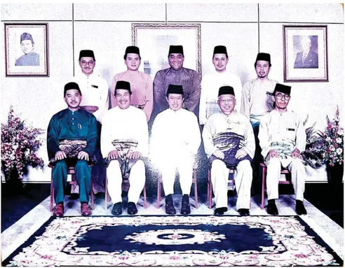 Gambar 6. Datuk Haji Mohamad Mortadza bin Haji Daud bersama ahli  jawatankuasa Lembaga Mufti Negeri Sarawak (posisi baris depan nomer dua dari 