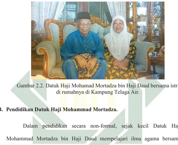Gambar 2.2. Datuk Haji Mohamad Mortadza bin Haji Daud bersama istri di rumahnya di Kampung Telaga Air.