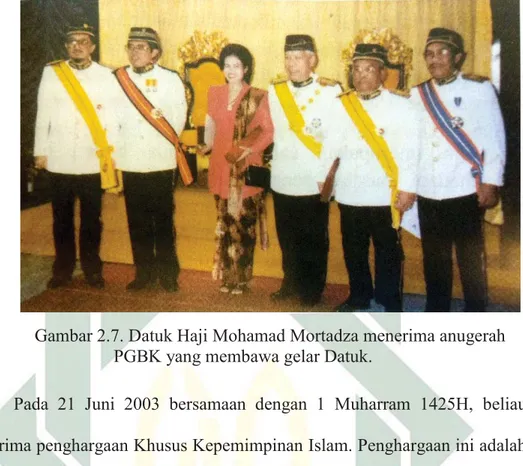 Gambar 2.7. Datuk Haji Mohamad Mortadza menerima anugerah  PGBK yang membawa gelar Datuk.