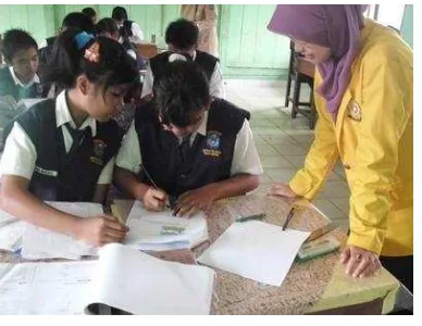 Figure 3. Students work with a friend in answering worksheets 