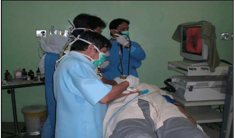Gambar 4. Monitor gambar secara langsung dengan alat endoskopi memberikan panduan dokter ahli