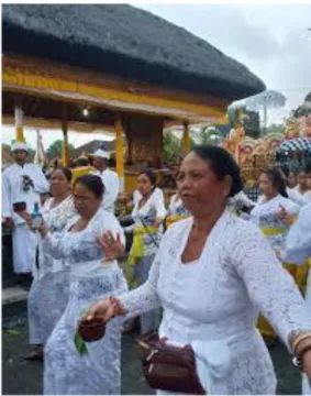 Figure  2.  Pendet  Memendak  Dance  at  Saren  Gong  Temple,  Kerambitan  Village  Tabanan 
