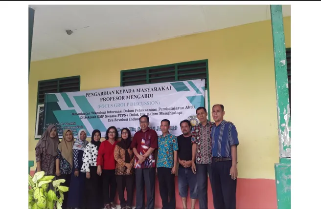Gambar 3.2 Foto bersama Alumni, Staf dan Guru SMP Swasta PTPN IV Dolok Ilir 