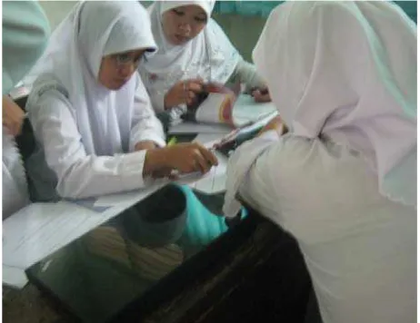 Gambar 5. Suasana saat siswa diskusi dan melakukan investigasi. 