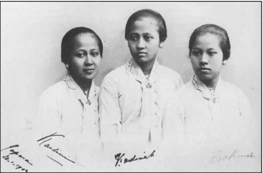 Gambar 2. Foto R.A. Kartini (kiri) bersama dua orang saudara perempuannya  (sumber: Nieuwenhuys 1998: 100)