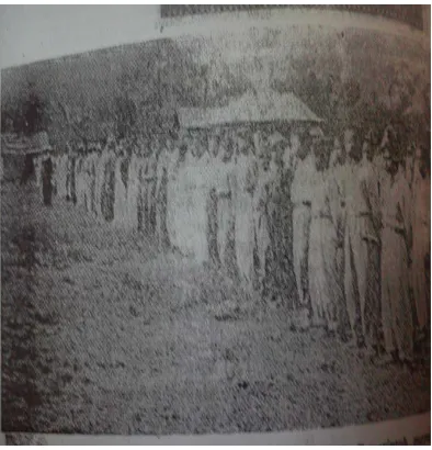 Gambar 3:  Beberapa pemuda desa yang dulu bergabung di BPI dan kader PNI berbaris setelah menghadiri rapat di Kabanjahe