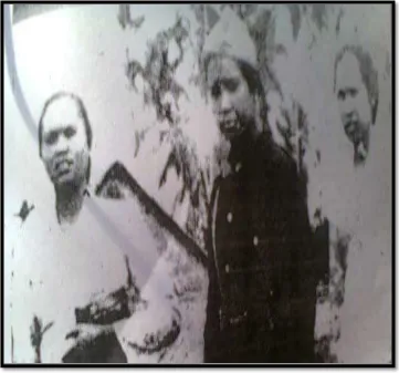 Gambar 6 : posisi musuh kepada Letnan Piah Malem Br karoSrikandi yang bertugas mencari informasi tentang musuh, foto bersama usai melapor  