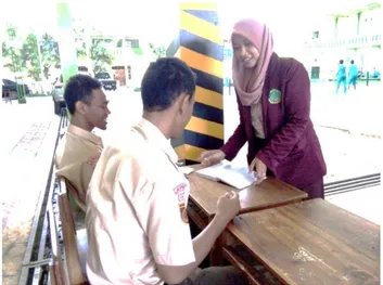 Gambar 2 Wawancara dengan siswa SMK Islam Jepara 