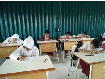 Gambar 3: Para siswa terlihat antusias mempraktekkan menulis kaligrafi arab pada buku tulis yang  sudah disediakan oleh tim pengabdian