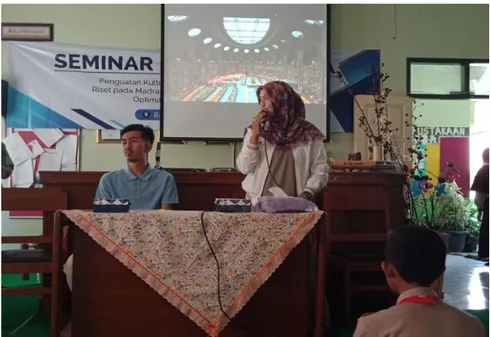 Foto 2 awal mula sesi 1 dengan moderator ibu Dyah Ambarumi , M.Pd. 