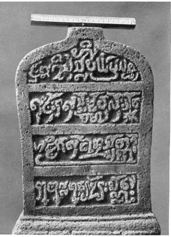 Gambar 1. Dua contoh tulisan Melayu Kuno abad ke-14: a) Naskah Tanjung Tanah, sekitar 1375; b) prasasti pada nisan Minye Tujuh, 1380