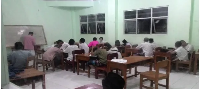 Gambar 05. Pemanfaatan ruang untuk kegiatan belaja rmengajar para santri Putri Madrasah Dinaiyah Roudlotul Mustofa 