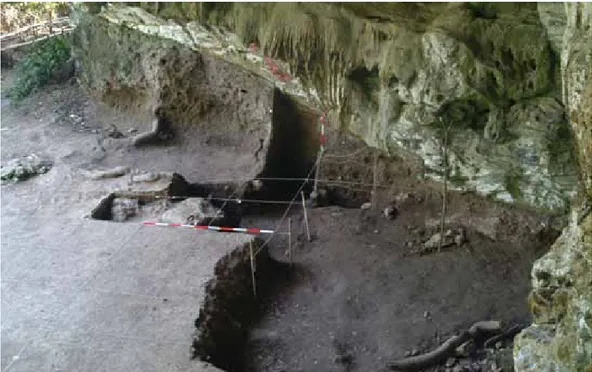 Foto 1.2: Lantai gua diganggu oleh aktiviti pengorekan baja  