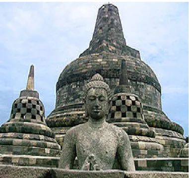 Gambar 31. Contoh Patung Budha di Borobudur  Sumber: id.wikipedia.org/wiki/Candi_Borobudur 