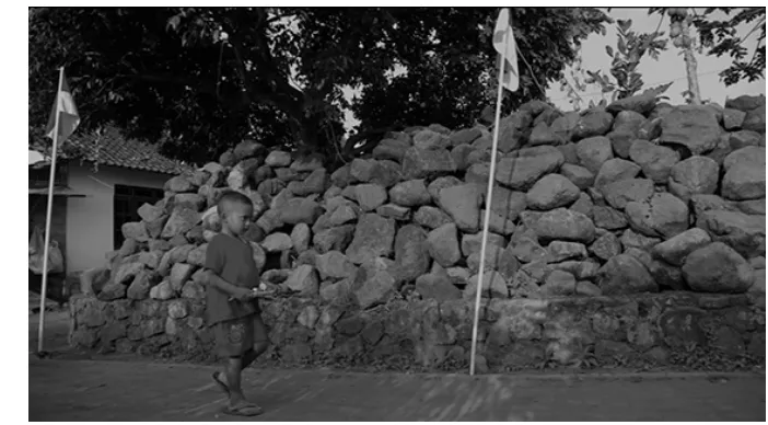 Gambar 3. Anak mengantar sesajen adalah pemandangan yang akrab di mata warga Kampung Tutup Ngisor 