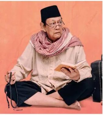 Figure 10. A man with prayer beads and a Qur'an in Mencari Hilal (2015) 