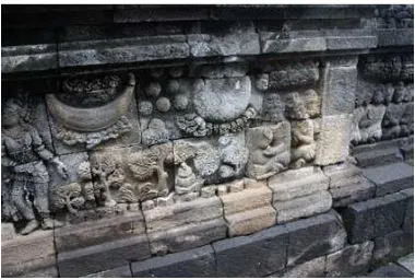 Gambar 1: Relief di candi Borobudur yang menggambarkan Bulan sabit, 7 buah bintang, dan Matahari