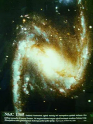 Gambar 1.5: Galaksi NGC 1365 yang berbentuk spiral berbatang   (foto: Ruang pamer Planetarium Jakarta) 