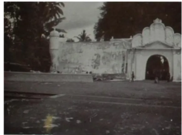 Gambar 1. Plengkung Benteng Kraton Yogyakarta  (sumber: tropenmuseum.nl) 