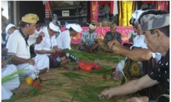 Gambar 1. Umat sedang ngayah menyongsong upacara odalan   di Pura Tanah Lot (Koleksi Pribadi)