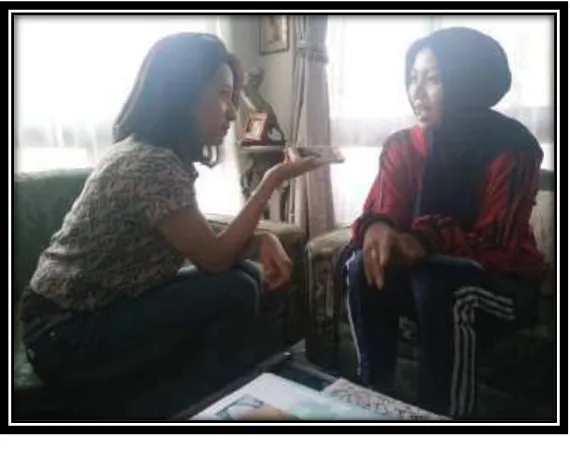 Gambar 2  Wawancara peneliti dengan narasumber, Ibu Wida selaku cucu dari Rd. Ono 