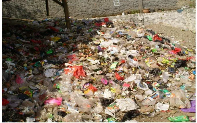 Gambar 1. Penimbunan Sampah di Tempat Pembuangan Akhir (TPA) Bantar Gebang, Bekasi 
