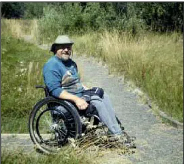 Gambar 2.3.  Jalan dengan Lapisan Soil Stabilizer, dapat dilintasi kursi roda dengan baik