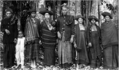Gambar 2.1 : Pa Sendi, Sibayak Lingga bersama keluarganya dengan memakai  Uis Karo sebagai pakaiannya