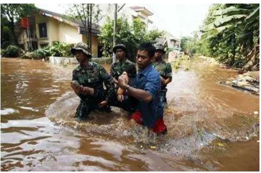 Gambar 2.6. Evakuasi korban banjir 
